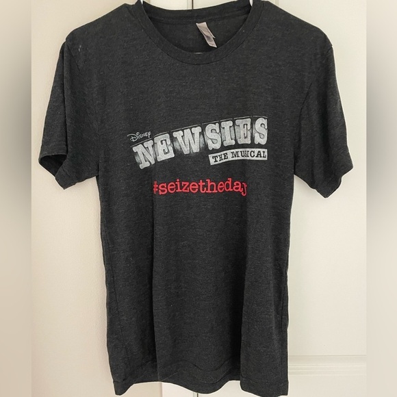 Tops - Newsies the Musical on Broadway Seize The Day Unisex T-Shirt Size Small